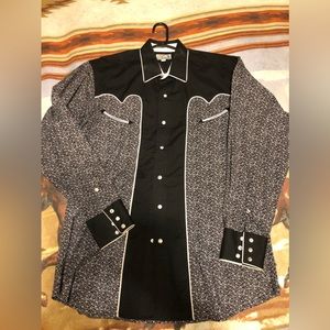 Western Button Down Shirt. 1990’s Black and white floral pattern.